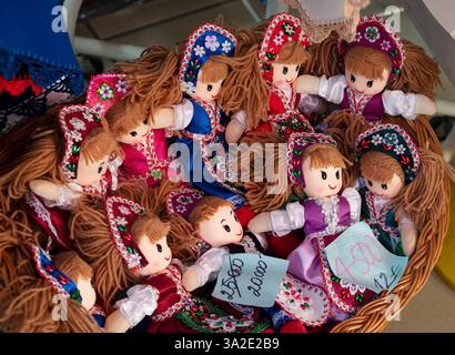 Blick auf die ungarischen Puppen zum Verkauf in einem Geschäft in der zentralen Markthalle, Budapest, Ungarn. Stockfoto