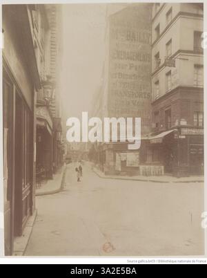 Dieses Foto von Eugène Atget aus der Rue Greneta, aufgenommen aus der Rue Saint Denis, zeigt das Pariser Straßenleben und die architektonischen Merkmale der Gegend. Stockfoto
