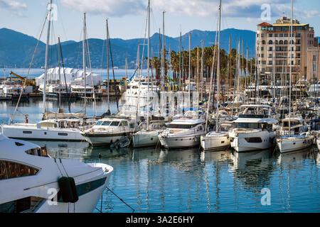 Wunderschöner Blick auf den Hafen in Cannes, Frankreich Stockfoto