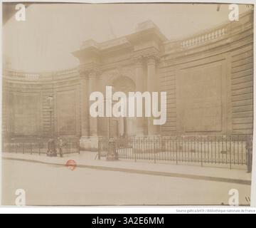Diese Fotografie von Eugène Atget, aufgenommen im August 1899, zeigt das Archivgebäude in Paris mit einem Schwerpunkt auf seiner Architektur und der umliegenden städtischen Umgebung des späten 19. Jahrhunderts. Stockfoto