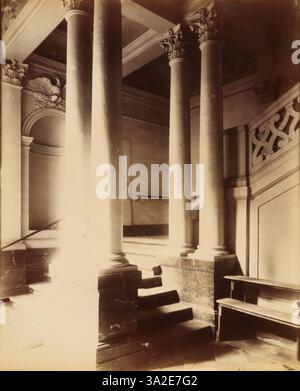 Dieses Foto von Atget zeigt das Hôtel de Beauvais in der Rue Francois Miron 68 und betont seine architektonischen Merkmale und die historische Bedeutung. Stockfoto