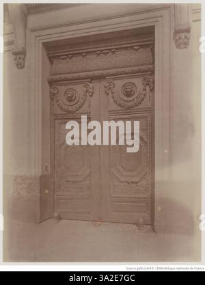 Dieses Foto von Eugène Atget zeigt das Hôtel d'Ambrun am 24 Quai de Béthune und erfasst die architektonischen Details des Gebäudes und seinen Platz im Pariser Stadtbild. Stockfoto