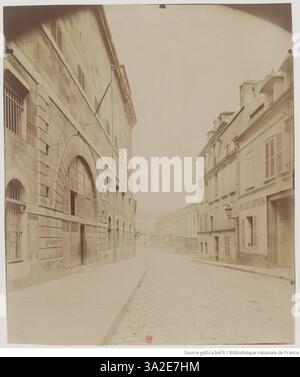 Dieses Foto von Eugène Atget zeigt das Gebäude Ste Pélagie, das im August 1898 evakuiert und im Mai 1899 abgerissen wurde. Im Hintergrund ist die Hôpital de la Pitié zu sehen. Stockfoto