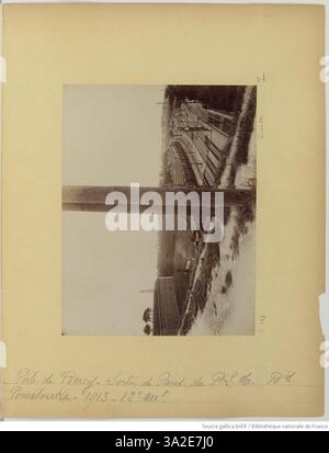 Dieses Bild von Eugène Atget aus dem Jahr 1913 zeigt die Ausfahrt von Paris am Gare du P.L.M., am Boulevard Poniatowski in der Nähe der Porte de Bercy. Das Foto zeigt die Konvergenz der Verkehrswege der Stadt mit ihren historischen Befestigungsanlagen und spiegelt die städtische Entwicklung von Paris im frühen 20. Jahrhundert wider. Stockfoto