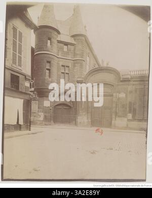 Dieses Foto von Eugène Atget zeigt das Pariser Archiv im August 1899 und hebt die Architektur des Gebäudes hervor. Stockfoto