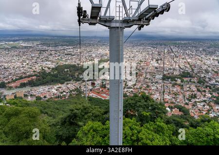 Seilbahnen der Seilbahn Teleferico San Bernardo über den Hügel San Bernardo in Salta, Argentinien. Stockfoto