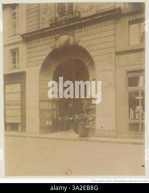 Eugène Atgets Fotografie der Passage Vérité vom Mai 1906, die sich von der Rue des Bons-Enfants bis zum Place Valois erstreckt, erfasst den historischen Kontext und die Gestaltung der Passage. Stockfoto
