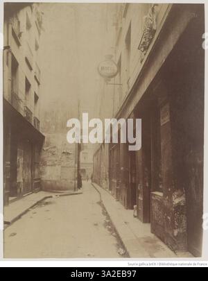 Auf diesem Foto aus der Rue Quincampoix fängt Eugène Atget 1908 die Rue de Venise ein und hebt die Architektur und die urbane Umgebung der Straße hervor. Stockfoto