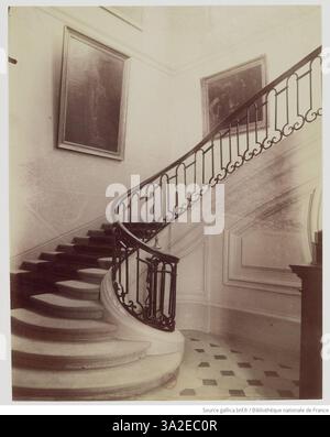 Dieses Foto von Eugène Atget zeigt die Treppe in der Hôtel de Bauffremont in der Rue de Grenelle 87 in Paris und hebt die historische Architektur hervor. Stockfoto