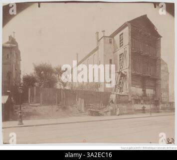 Dieses Foto von Eugène Atget im August 1899 zeigt das Ancien Hôtel Dieu in der Rue Lagrange in Paris und zeigt seinen architektonischen Stil und historischen Kontext. Stockfoto