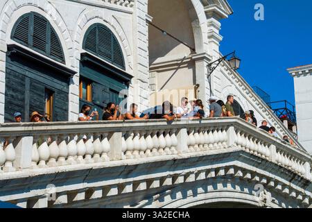 Touristen auf der Rialtobrücke, Italien, Venedig Stockfoto