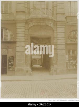 Dieses Foto von Eugène Atget zeigt das Hôtel de Beauvais in der Rue Francois-Miron 68 und zeigt seine architektonischen Merkmale und die historische Bedeutung innerhalb von Paris. Stockfoto