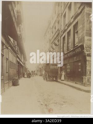 Dieses Foto von Eugène Atget aus der Rue Turbigo zeigt die Rue de la Gde Truanderie und betont die Architektur der Straße und das Pariser Stadtleben. Stockfoto
