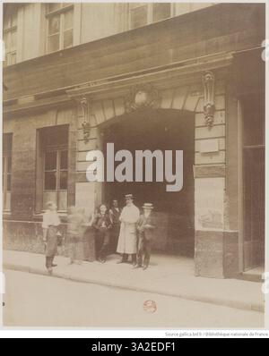 Dieses Foto von Eugène Atget zeigt das Hôtel du 18e in der Rue Tiquetonne 13 in Paris und unterstreicht den architektonischen Stil des Gebäudes und seinen Platz innerhalb der Stadt. Stockfoto