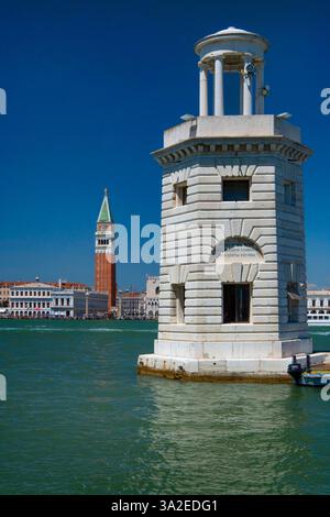 Zollturm und Campanile de San Marco, von der Insel San Giorgio Maggiore aus gesehen, Italien, Venedig Stockfoto