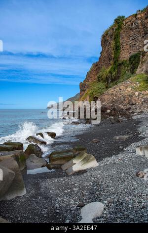 Einsamer Kieselstrand in der Küstenstadt Ponta do Sol, Portugal, Madeira Stockfoto