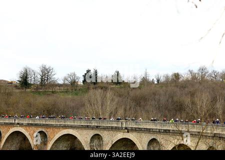 La Cote Saint Andre, Frankreich. März 2025. Das Paket von Fahrern, das während der fünften Etappe des 83. Rennens Paris-Nizza, 196, 5 km von Saint-Just-en-Chevalet nach La Cote-Saint-Andre, Frankreich, am Donnerstag, den 13. März 2025, in Aktion genommen wurde. BELGA FOTO DAVID PINTENS Credit: Belga News Agency/Alamy Live News Stockfoto