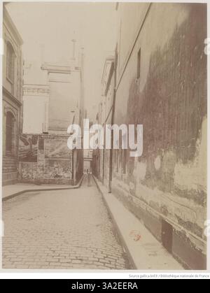 Dieses Foto von Eugène Atget vom August 1899 zeigt die Rue de Moussy und betont die architektonischen Details der Straße und die urbane Szene im Paris des späten 19. Jahrhunderts. Stockfoto