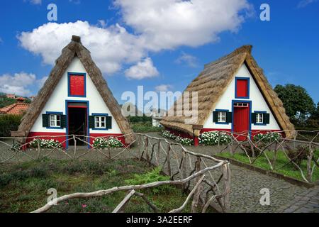 Traditionelle strohgedeckte Häuser in Santana, Casa de Colmo, Portugal, Madeira Stockfoto