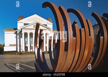 Opernplatz mit Kunstskulptur 5 Bögen x 5 vor der Deutschen Oper am Rhein, Theater Duisburg, Deutschland, Nordrhein-Westfalen, Ruhrgebiet, Duisbur Stockfoto