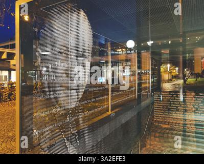 Porträt von Konrad Adenauer auf der Glasscheibe an der unterirdischen Ausfahrt Heussallee und Museumsmeile, Deutschland, Nordrhein-Westfalen, Bonn Stockfoto