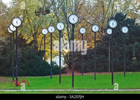 Zeitfeld-Kunstwerk im Volksgarten, 24 synchronisierte Bahnhofsuhren, Deutschland, Nordrhein-Westfalen, Niederrhein, Düsseldorf Stockfoto