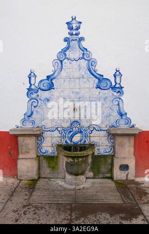 Brunnen mit historischen Fliesen in der Altstadt, Portugal, Madeira, Funchal Stockfoto