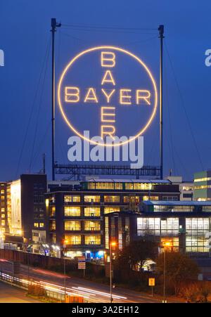 Bayer-Kreuz in der blauen Stunde auf dem Gelände der Bayer AG, Deutschland, Nordrhein-Westfalen, Leverkusen Stockfoto
