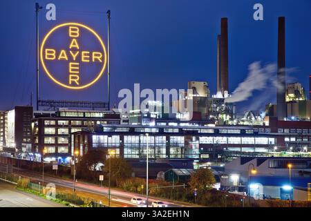 Bayer-Kreuz in der blauen Stunde auf dem Gelände der Bayer AG, Deutschland, Nordrhein-Westfalen, Leverkusen Stockfoto