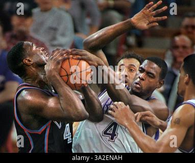Shawn Kemp versucht, die Kontrolle über den Basketball unter dem Basketball der Cavs zu behalten, wobei Chris Webber und Vlade Divac am Sonntag, den 16. Januar 2000, verteidigten. Ganz rechts befindet sich Corliss Williamson. (Vermerk: © Sacramento Bee/ZUMAPRESS.com) Stockfoto