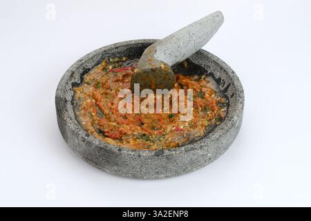 SAMBEL oder Sambal Tomate, hergestellt aus Tomaten/Paradeisern, Chilis, Salz, Zucker, Knoblauch, Schalotten und Garnelenpaste (Terasi). Indonesisches Essen. Stockfoto