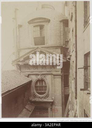 Eine Fotografie von Eugène Atget, aufgenommen im August 1899, die Hôtel Colbert in Paris zeigt, mit einem Schwerpunkt auf die historischen und architektonischen Merkmale des Gebäudes. Stockfoto