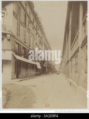 Ein Foto von Eugène Atget von der Rue Vauvilliers in Paris, aufgenommen aus der Rue Berger, das die architektonischen Merkmale der Straße und die Pariser Umgebung aus dem 19. Jahrhundert zeigt. Stockfoto
