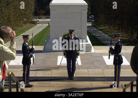 November 2001; Arlington, WV, USA; ein Besucher der Gedenkstätte macht ein Foto, als Befehle gebellt werden, während ein Wächter der dritten US-Infanterie mit dem Wachwechsel am Grab des Unbekannten Soldaten am Freitag Morgen des 26. Oktober 2001 auf dem Arlington National Cemetery in Arlington, Virginia, fortfahren wird. "Hier ruht ein amerikanischer Soldat in ehrenvoller Ruhm, der nur Gott bekannt ist", liest die Inschrift. Stockfoto