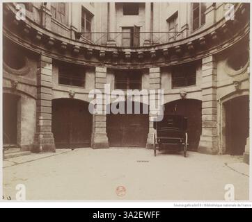 Eugène Atget Hôtel de Beauvais in der Rue Francois-Miron 68 zeigt das historische Gebäude und seine architektonischen Details vor Pariser Kulisse. Stockfoto