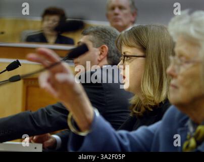 Stephanie Schaaf 25, in der Hauptstadt des Bundesstaates, sagt vor einem Legislativausschuss aus, auf einem Gesetz zur Finanzierung von Arthritis-Medikamenten. Stephanie leidet an rheumatoider Arthritis und hat sich in letzter Zeit zu einem Fürsprecher für junge Menschen entwickelt, die an dieser Krankheit leiden. Foto am Mittwoch, 10. April 2002. (Vermerk: © Sacramento Bee/ZUMAPRESS.com) Stockfoto