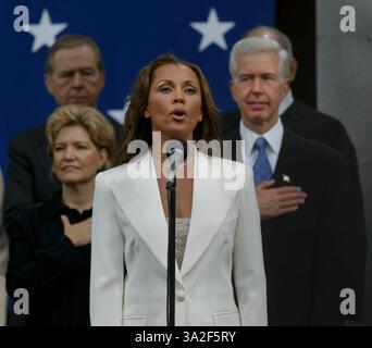 POOL FOTO: Online -- Sänger Vanessa Williams singt die Nationalhymne mit Govenor Gray Davis und seiner Frau Sharon Davis direkt dahinter. Der ehemalige Gouverneur Pete Wilson ist hinter ihnen. Arnold Schwarzenegger legte am 17. November 2003 den Eid als 38. Gouverneur Kaliforniens auf den Stufen des Kapitols in Sacramento ab. (Vermerk: © Sacramento Bee/ZUMAPRESS.com) Stockfoto