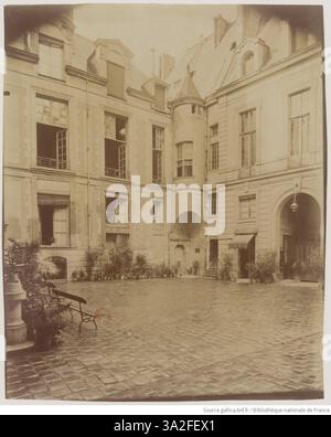 Dieses Foto von Eugène Atget, aufgenommen im August 1899, zeigt das Hôtel de Mayenne in Paris. Das Bild konzentriert sich auf die architektonischen Elemente des Gebäudes in seiner urbanen Umgebung. Stockfoto