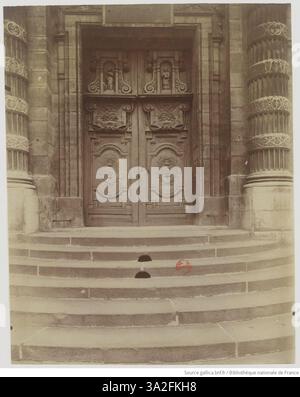 Das Foto von Eugène Atget zeigt einen detaillierten Blick auf die Tür der Kirche Saint-Etienne-du-Mont, aufgenommen im Oktober 1899. Das Bild betont die architektonischen Merkmale der Tür und zeigt den historischen Charakter des Gebäudes. Stockfoto