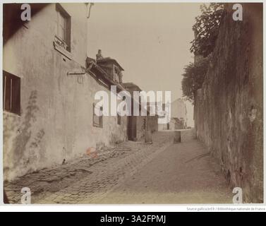 Auf diesem Foto vom August 1899 nimmt Eugène Atget die Rue du Mont Cenis in Montmartre auf und dokumentiert die Architektur und die historische Atmosphäre der Straße. Stockfoto