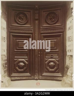 Dieses Foto von Eugène Atget zeigt das Hôtel de Beauvais in der Rue Francois-Miron 68 und hebt die historische Architektur im Herzen von Paris hervor. Stockfoto