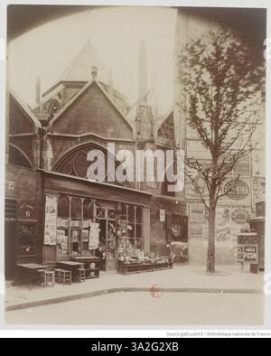 Dieses Foto von Eugène Atget aus dem Winter 1899-1900 zeigt die Rue Saint-Jacques im Pariser Stadtteil Saint-Séverin kurz vor dem Abriss. Das Bild dokumentiert die architektonischen und urbanen Details der Straße vor bedeutenden Veränderungen. Stockfoto