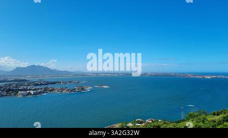 Dieses faszinierende Bild zeigt eine atemberaubende Küstenstadt mit einer perfekten Mischung aus urbaner Raffinesse und natürlicher Schönheit Stockfoto