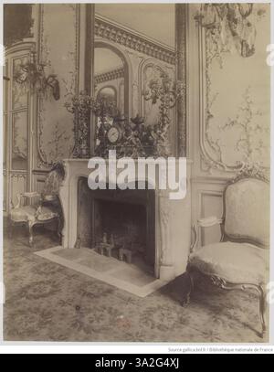 Dieses Bild von Eugène Atget zeigt das Hôtel d'Argenson in der Rue de Grenelle 101, Paris und hebt sein architektonisches Design und die umliegende Stadtlandschaft ab Juli 1907 hervor. Stockfoto