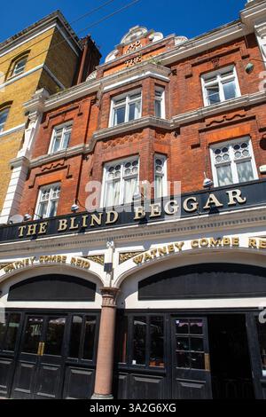 London, UK - 9. August 2023: Das Blind Beggar Public House in Whitechapel, London – berüchtigt für den Ort, an dem Ronnie Kray Georgie tötete Stockfoto