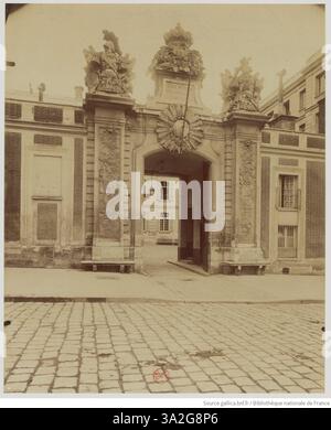 Dieses Foto von Eugène Atget zeigt die Porte Rue de l'Orangerie in Versailles und betont die architektonische Pracht und Symmetrie des Tores, das sich in der historischen Landschaft des Schlossparks befindet. Stockfoto