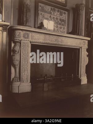 Dieses Foto von Eugène Atget aus dem Jahr 1908 zeigt einen Kamin (cheminée) im Louvre, der seine historische und architektonische Schönheit einfängt. Stockfoto