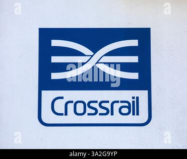 London, Großbritannien - 9. August 2023: Nahaufnahme des Crossrail-Logos. Stockfoto