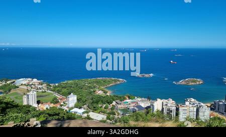 Dieses faszinierende Bild zeigt eine atemberaubende Küstenstadt mit einer perfekten Mischung aus urbaner Raffinesse und natürlicher Schönheit Stockfoto