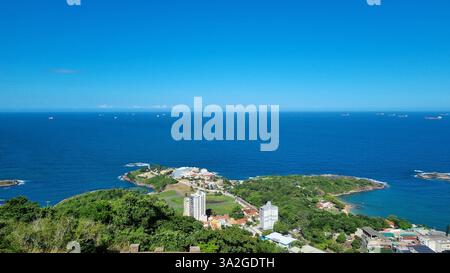 Dieses faszinierende Bild zeigt eine atemberaubende Küstenstadt mit einer perfekten Mischung aus urbaner Raffinesse und natürlicher Schönheit Stockfoto